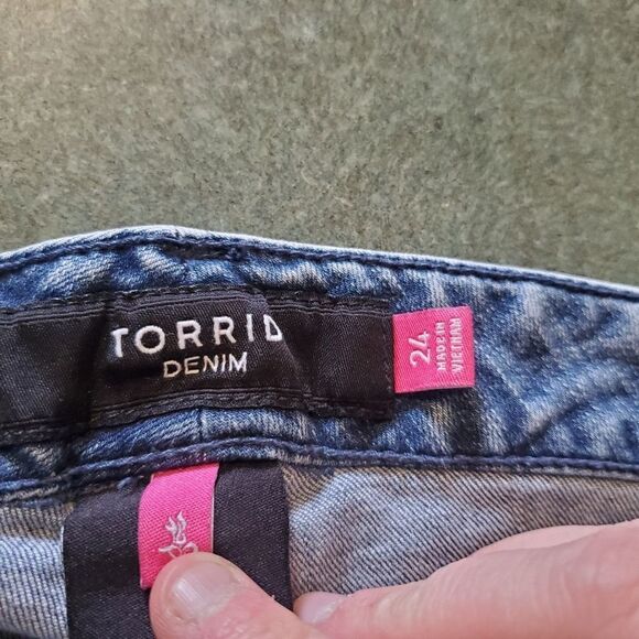 Torrid side zip leg crop jeans sz 24 - Picture 2 of 4